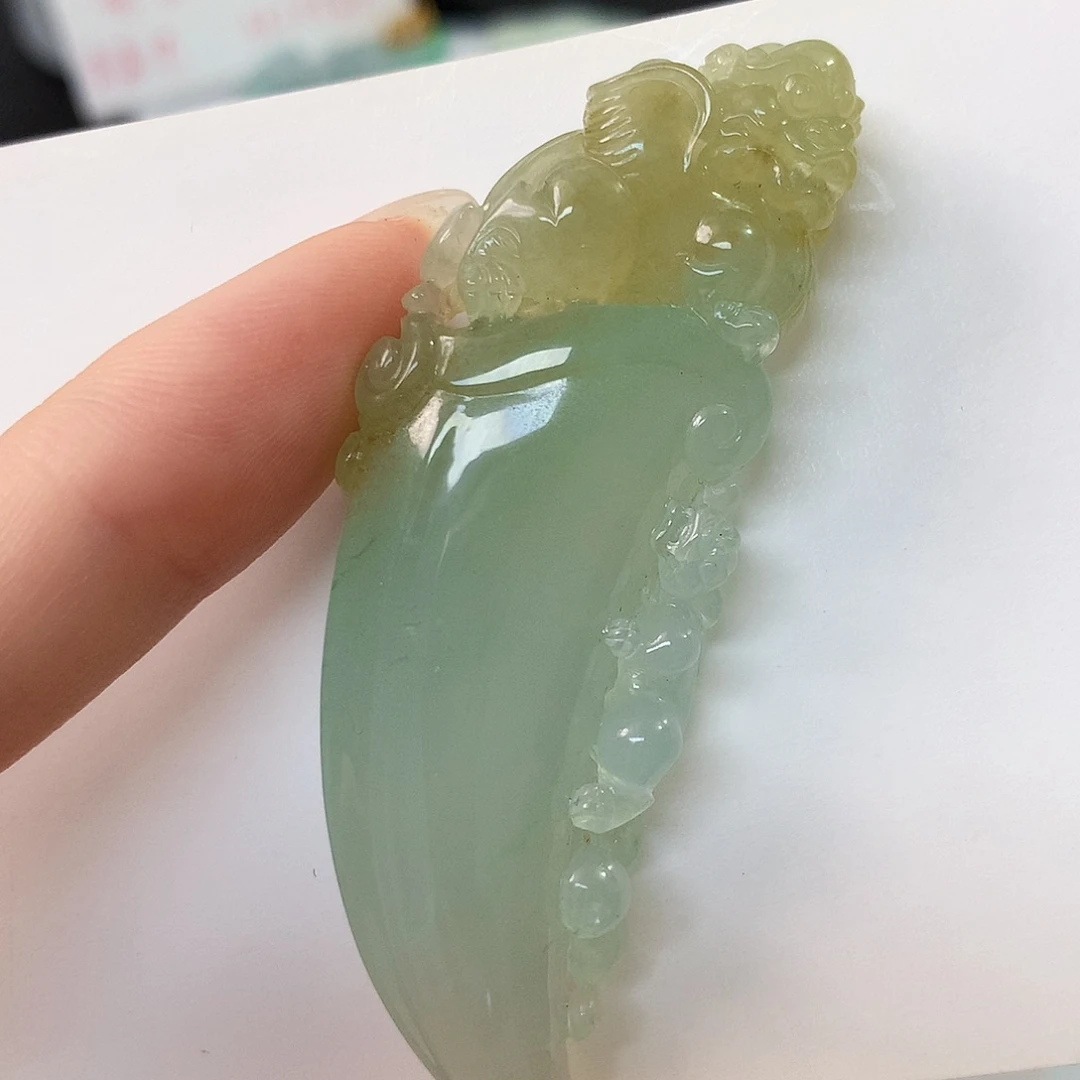 翡翠未镶嵌颈饰龙牙