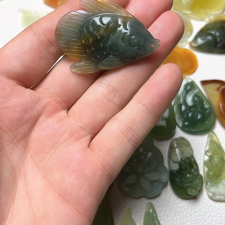 蛇纹石玉颈饰未镶嵌向****！