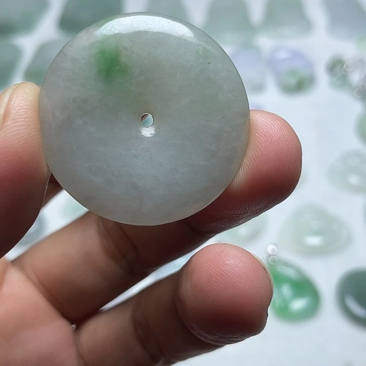 翡翠未镶嵌颈饰平安扣
