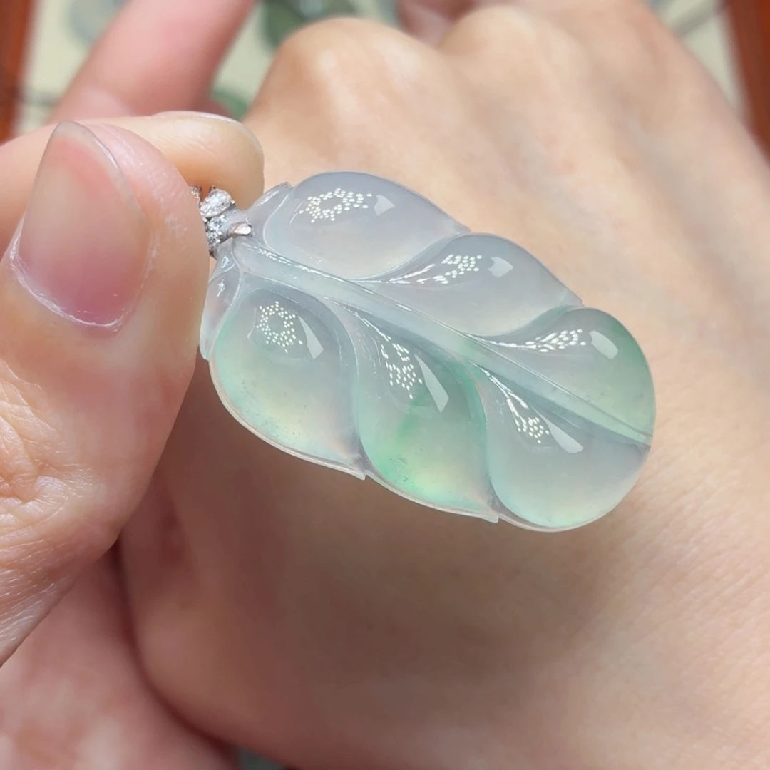 翡翠18K金镶嵌颈饰叶子36mm-23.9mm-6.2mm