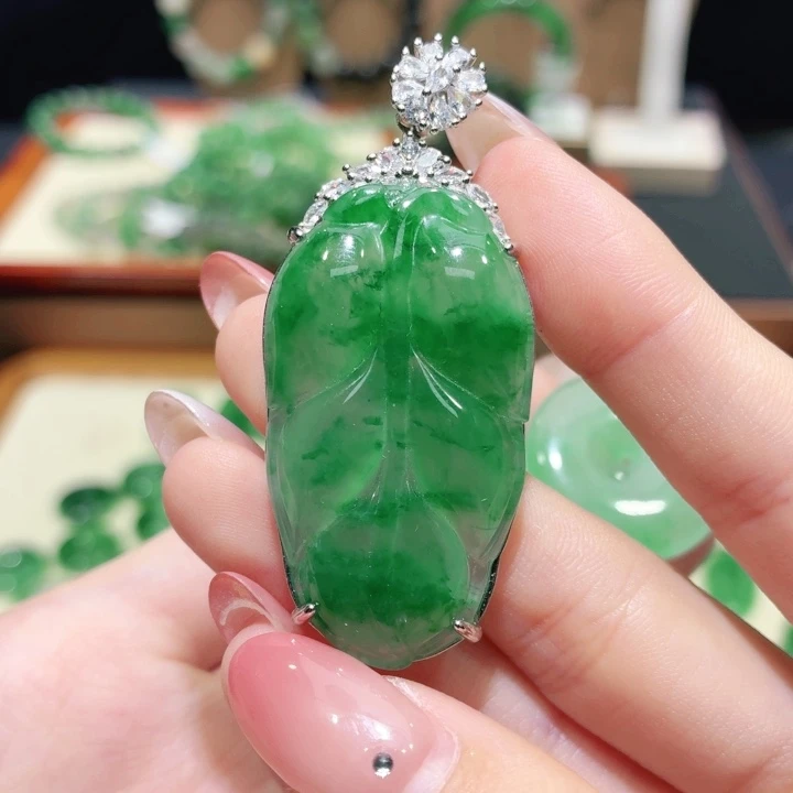 石英质玉（非洲翠）未镶嵌颈饰