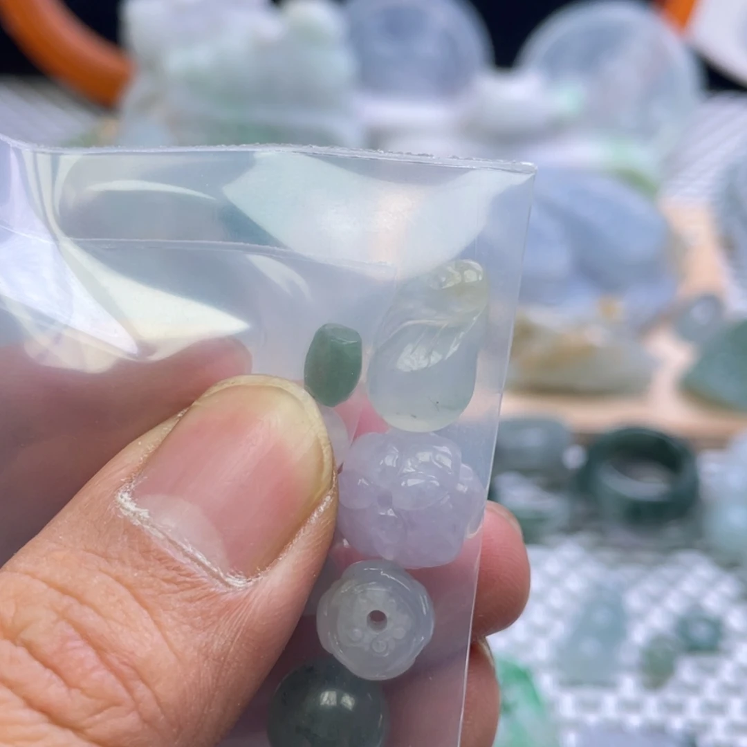 颈饰未镶嵌翡翠菟***忙翡翠