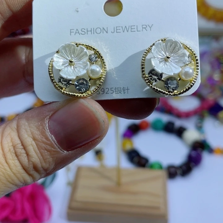 树脂制品55号花朵耳钉