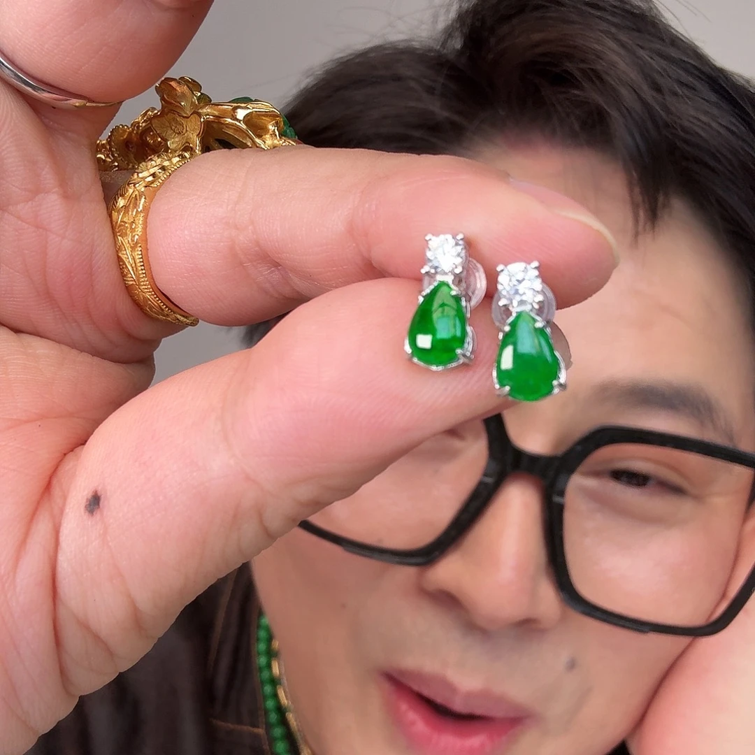 翡翠未镶嵌颈饰一对