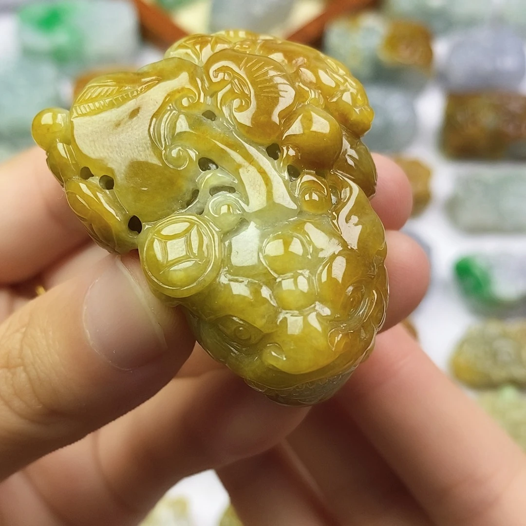 翡翠未镶嵌颈饰貔貅