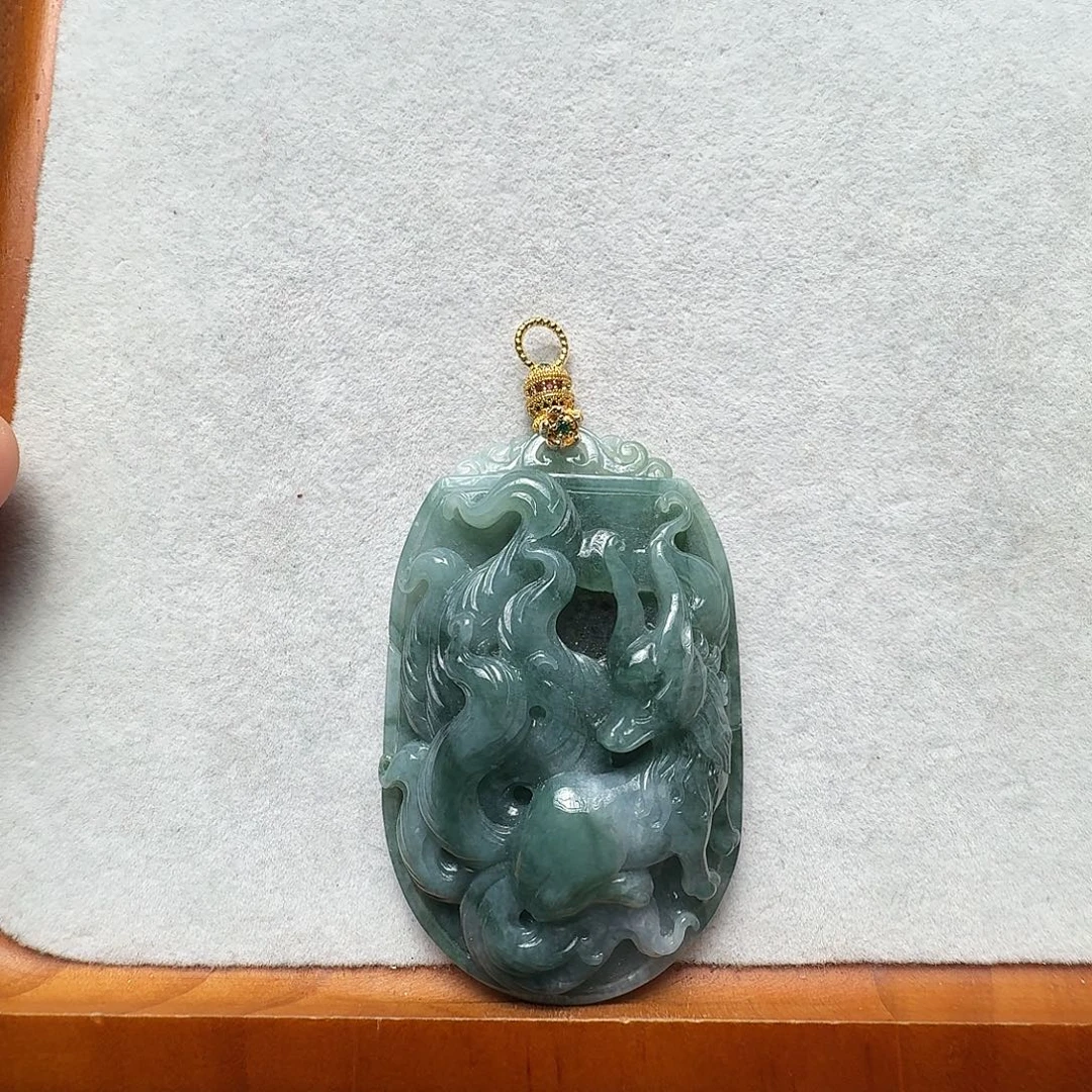 翡翠未镶嵌吊坠(赠链)