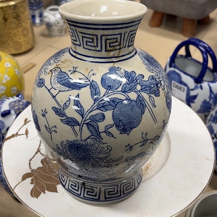 瓷片微瑕陶瓶。。。。。。。。。。。。。。。