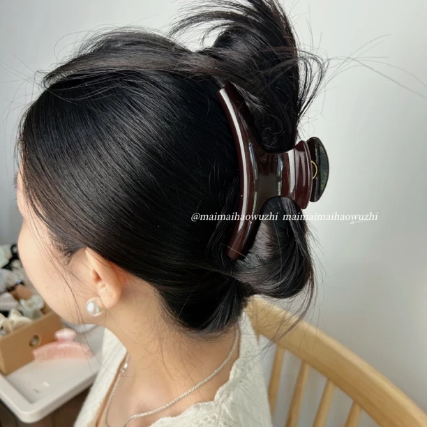 2025年弧形百搭气质简约女新款鲨鱼夹子后脑勺盘发高级感发抓头饰