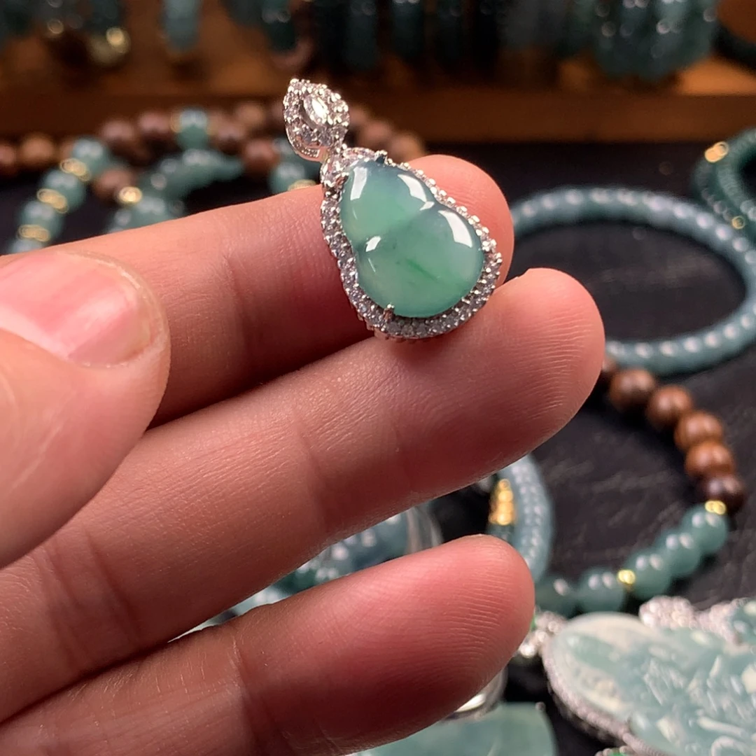 黎***好翡翠未镶嵌颈饰葫芦