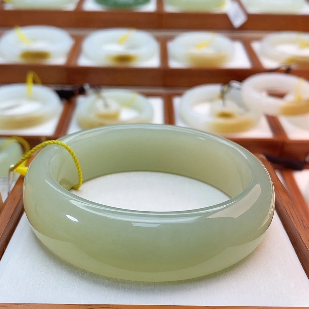 手链未镶嵌和田玉（青白玉）追****。