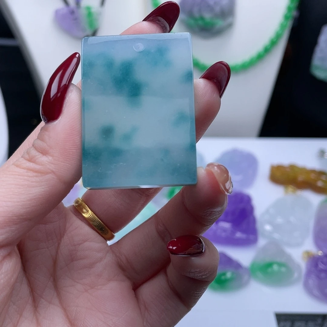 翡翠吊坠(赠链)未镶嵌