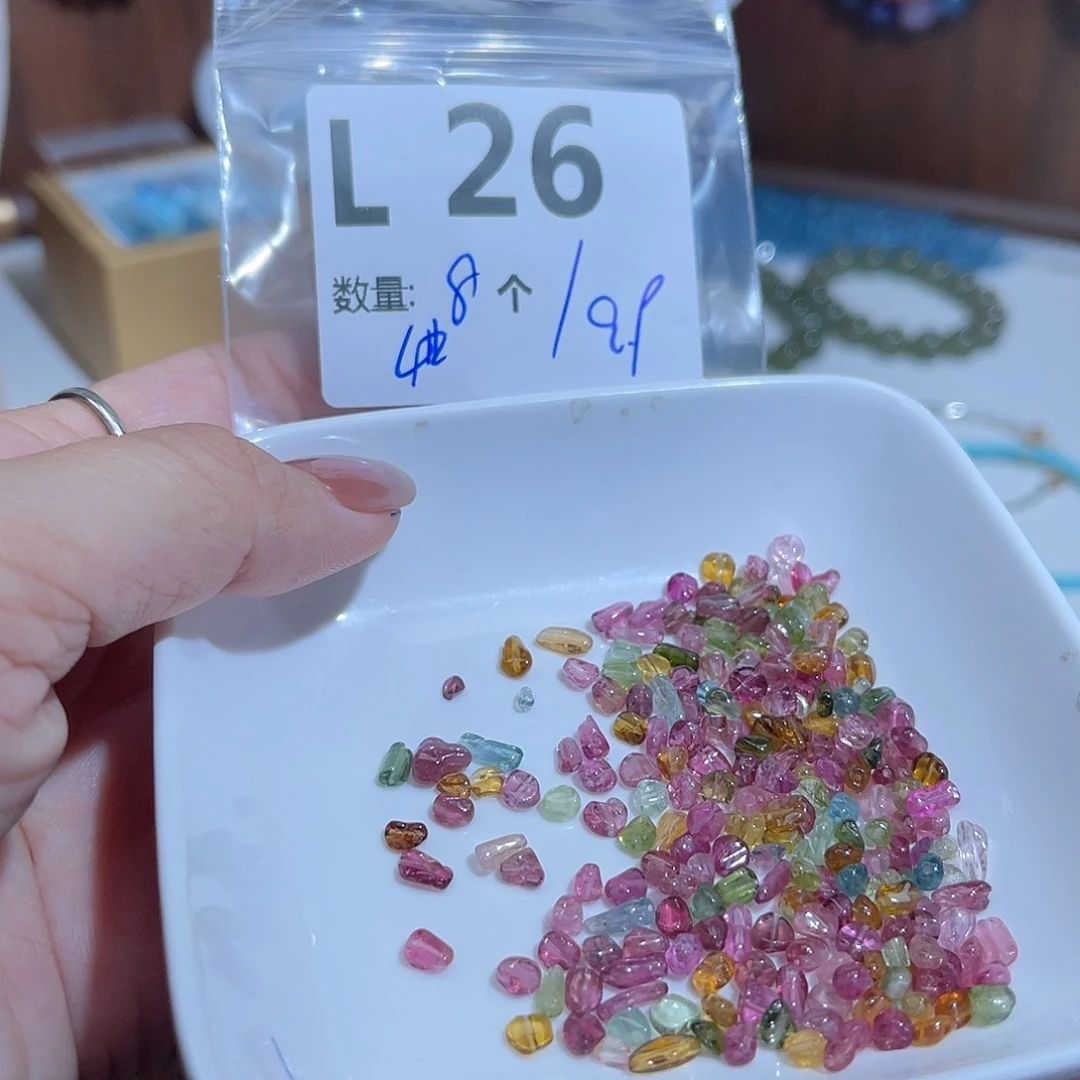 珠宝奇石未镶嵌碧玺L26。