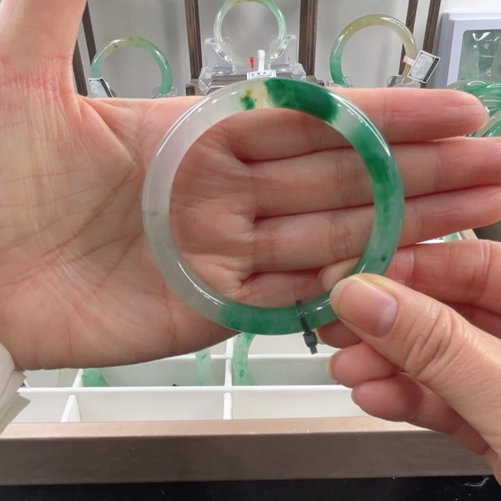 未镶嵌手镯石英质玉（非洲翠）