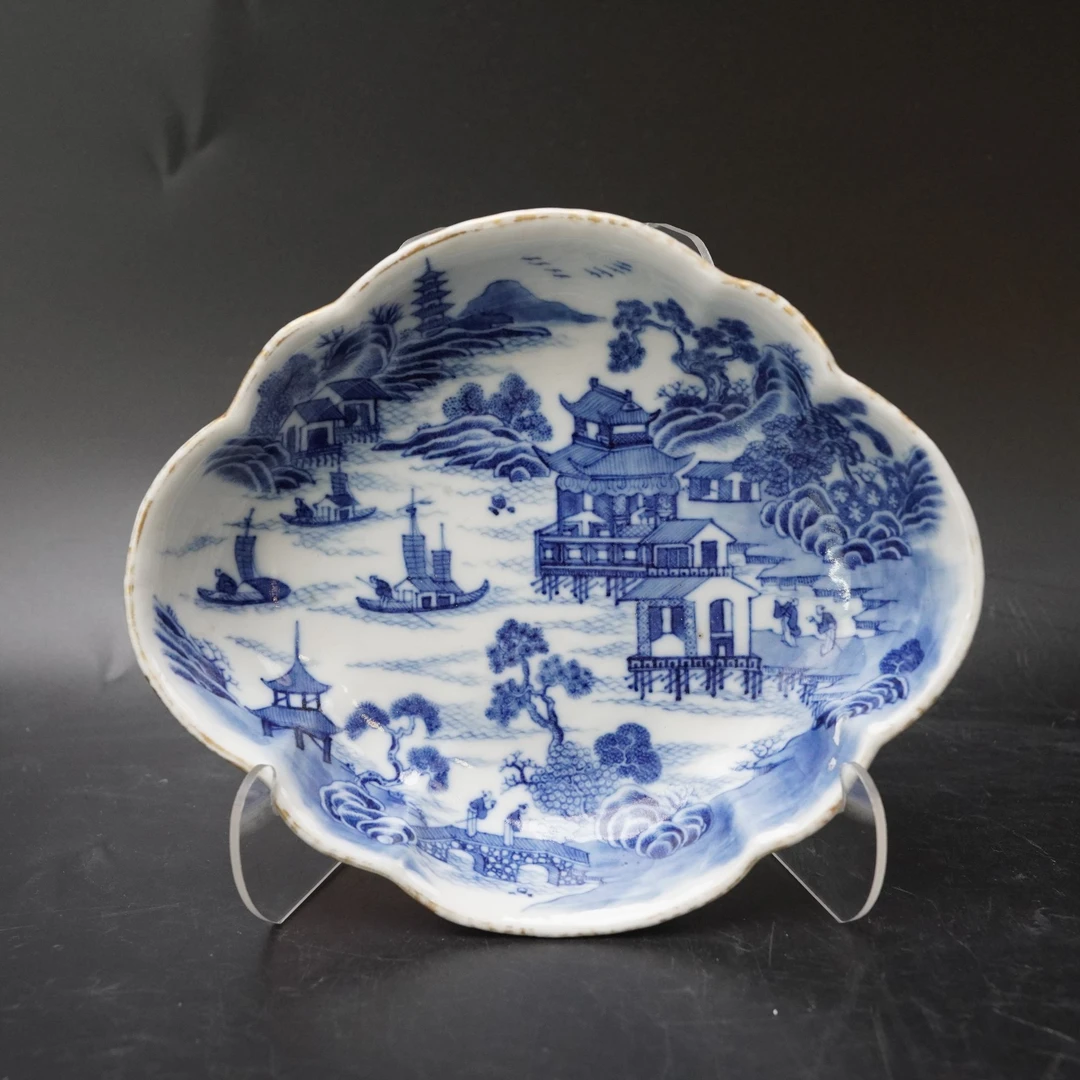 Lot.25090701清乾隆青花亭台楼阁山水纹海棠盘 直径：约20.4cm