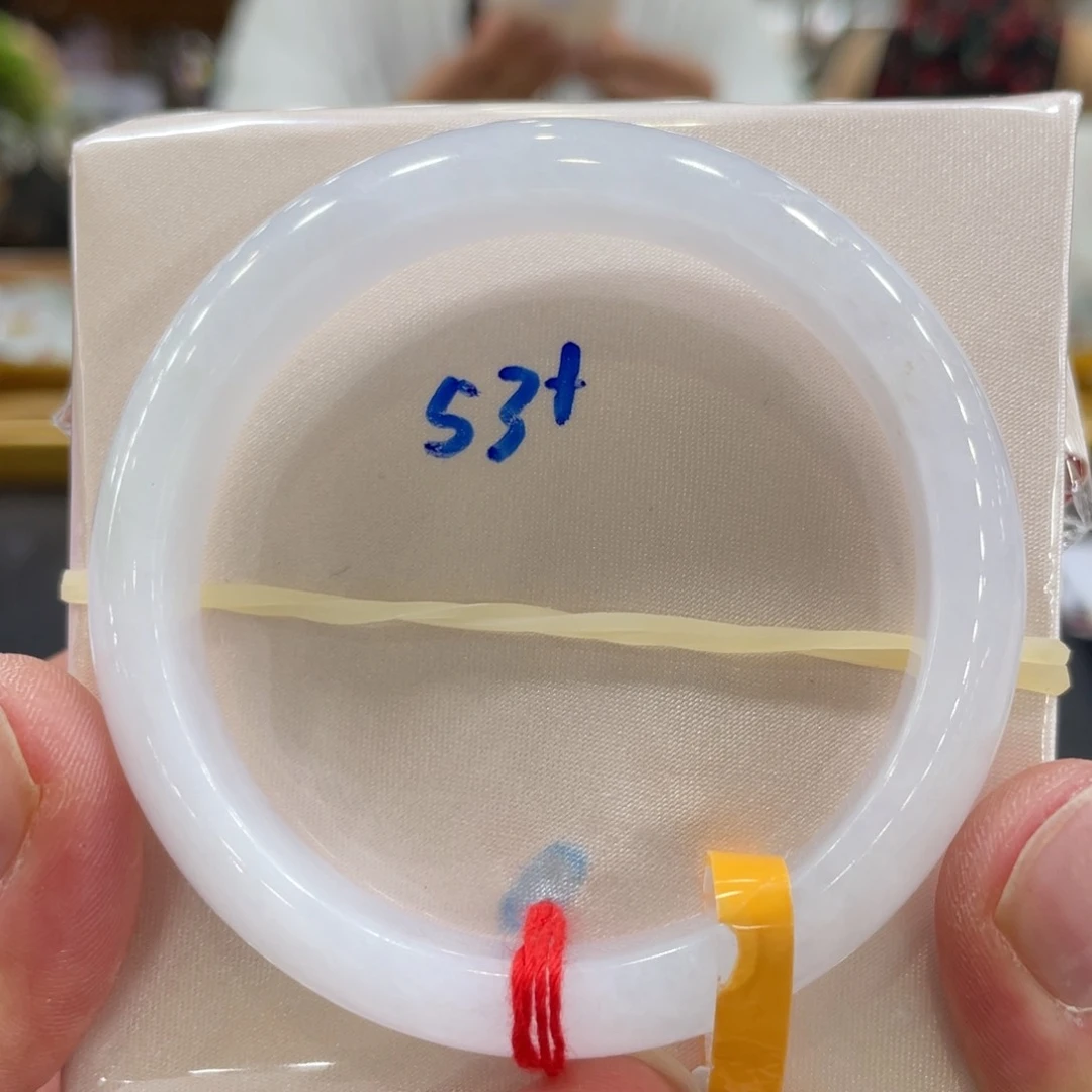 翡翠手镯未镶嵌翡翠