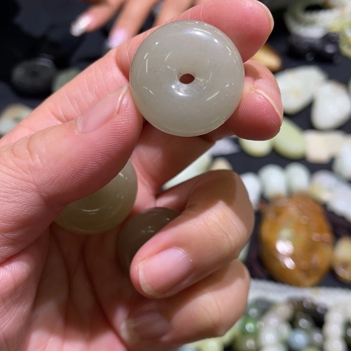 东陵石合金颈饰平安扣