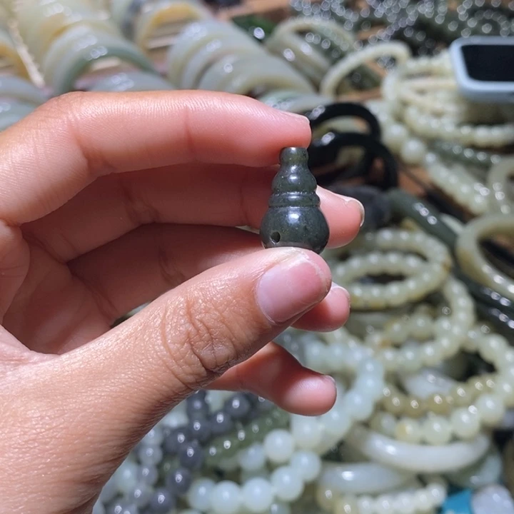 和田玉（青玉）未镶嵌颈饰小**情
