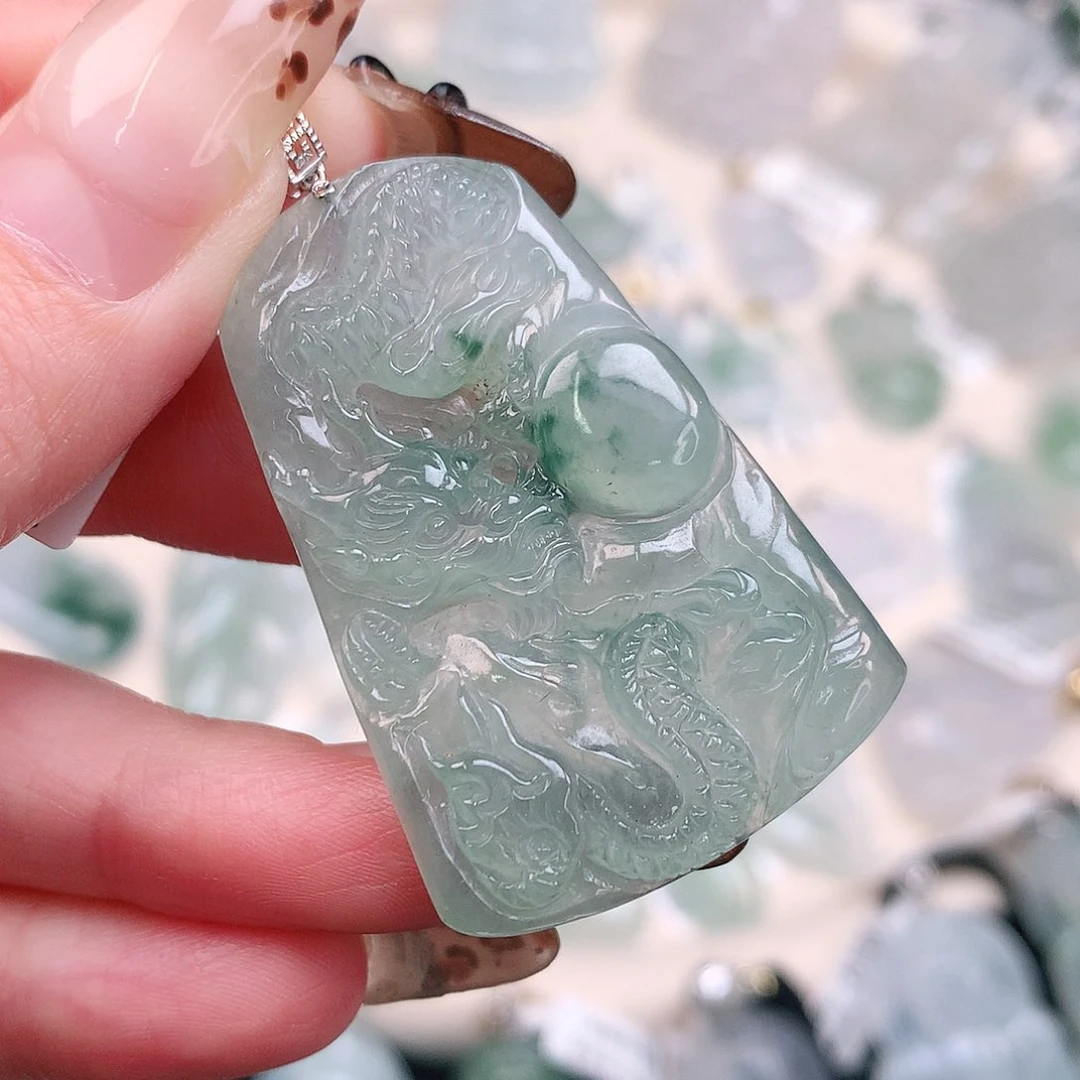 翡翠颈饰18K金镶嵌飘花龙牌43.6、29、4.7