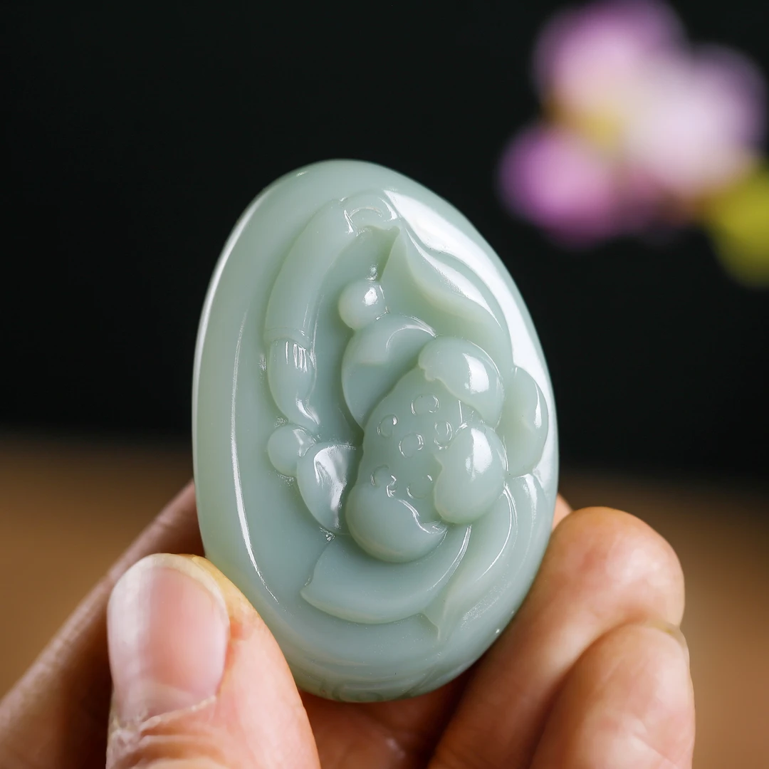 俄罗斯碧玉夹层料粉青细度过灯-（荷花）妙笔生花精雕手工女款双面