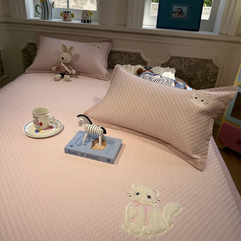 易安阁卡通刺绣凉感冰豆豆白色小猫粉嫩夏凉席床席三件套1.5m1.8