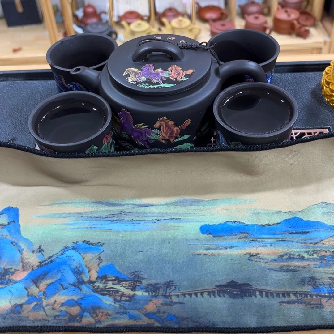 紫砂茶案八骏马（一壶四杯，带一条茶巾）