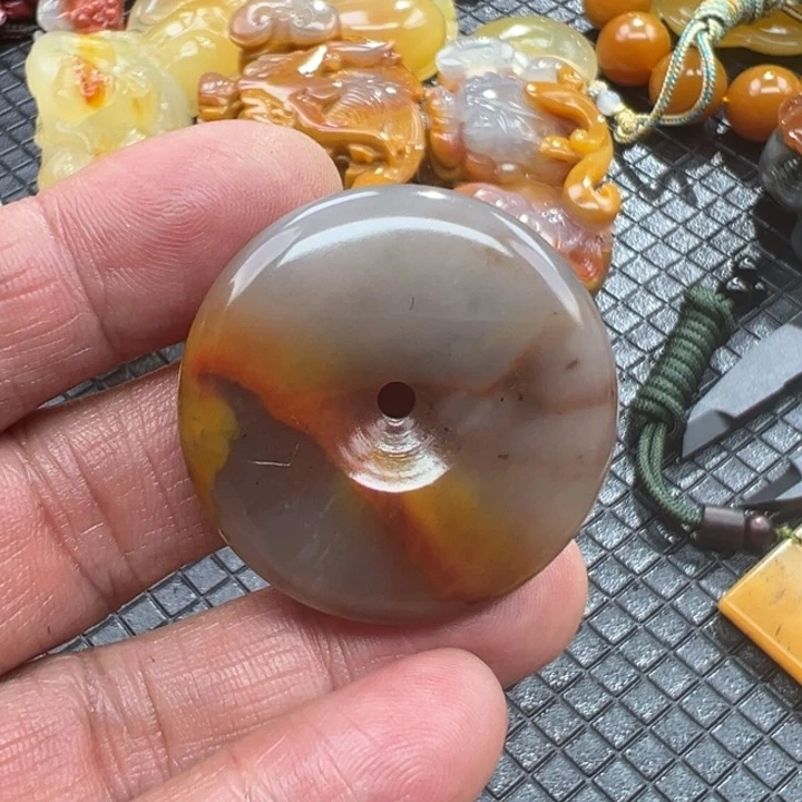 石英质玉（黄龙玉）颈饰未镶嵌