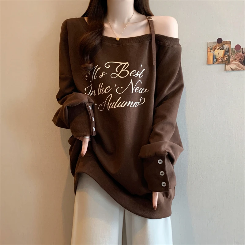 大码美拉德咖啡色字母印花露肩卫衣女胖mm慵懒风宽松斜肩长袖上衣