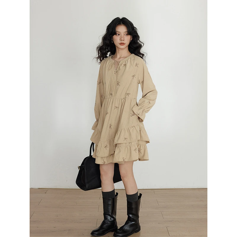vastand维尚 2025新款圆领刺绣灯芯绒连衣裙复古花边设计感衬衫裙