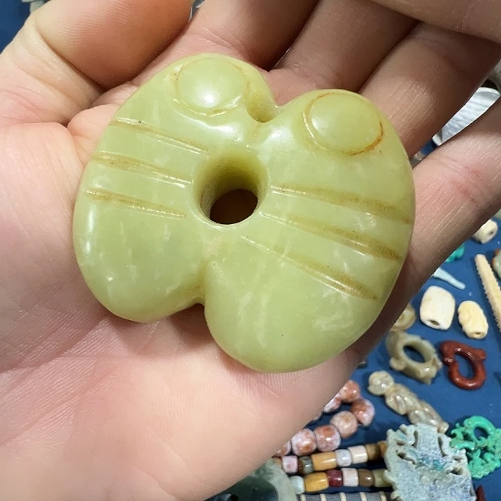 透闪石质玉未镶嵌挂件