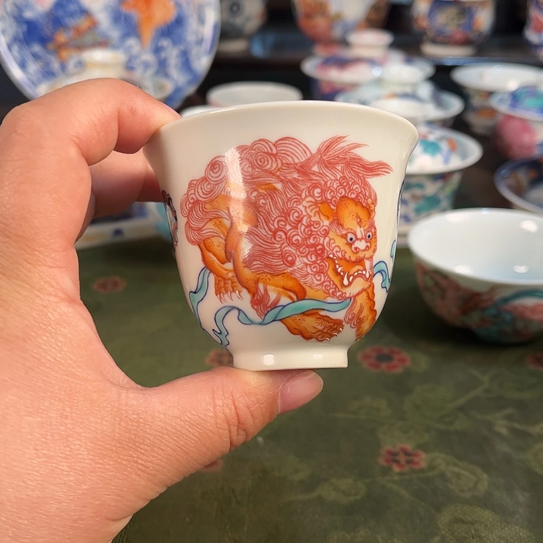 斗彩狮子铃铛皮球花杯