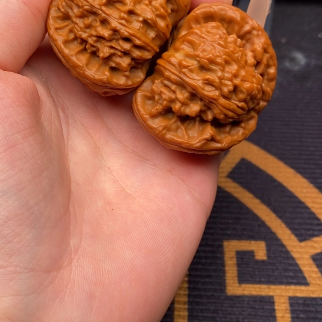 楚***、文玩核桃把件白狮子