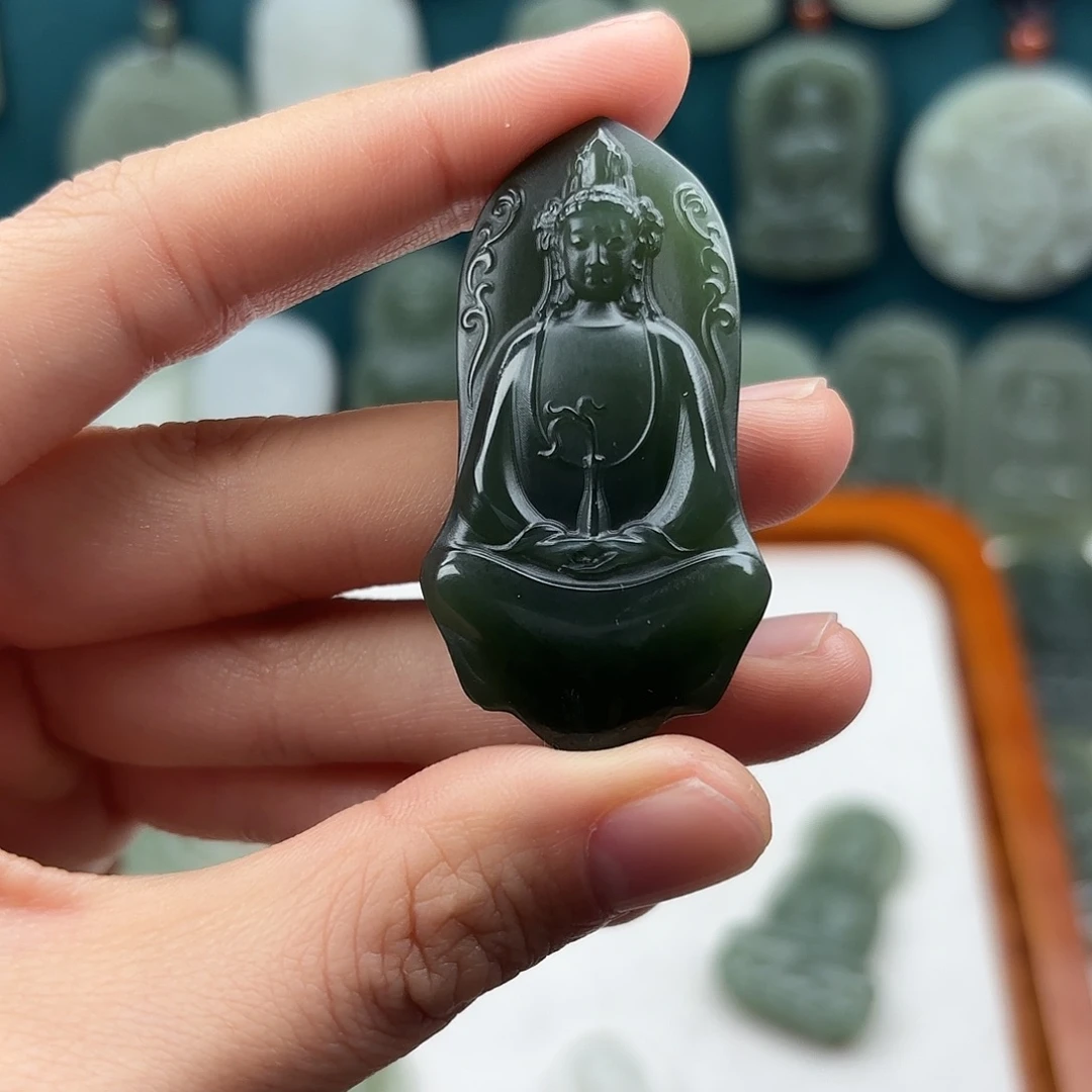 逍****和田玉未镶嵌颈饰