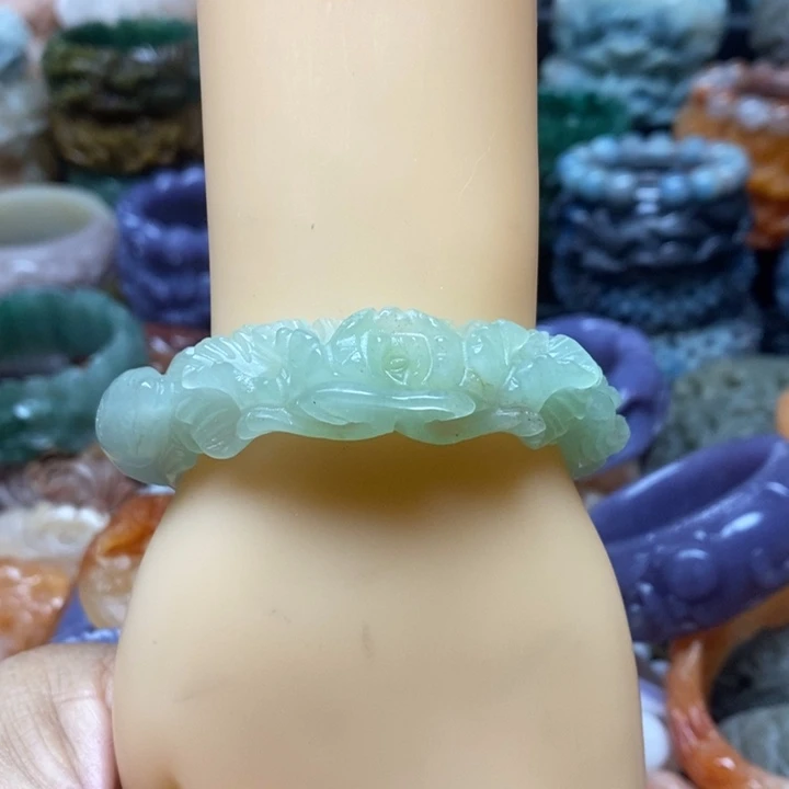 未镶嵌手镯石英质玉（佘太翠）