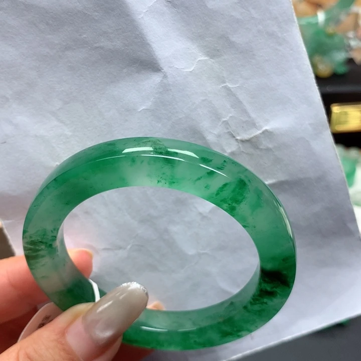 悦***己石英质玉手镯未镶嵌