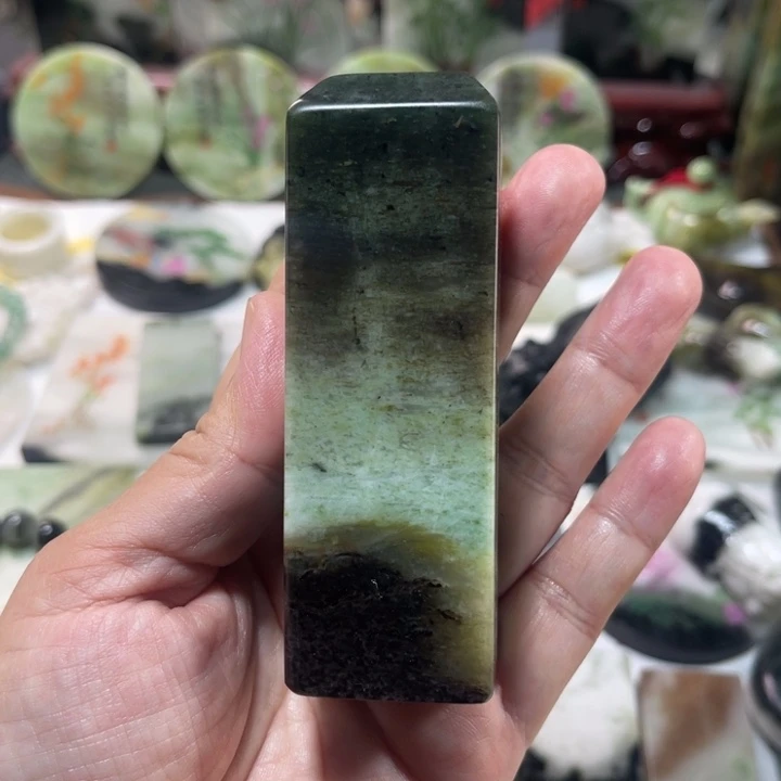 独山玉未镶嵌颈饰印章