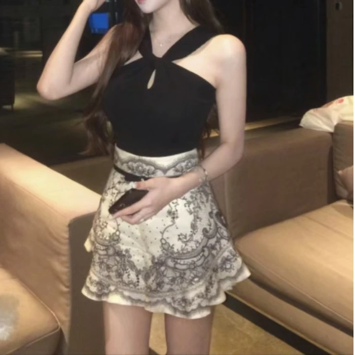 纯欲气质露肩修身设计感显瘦上衣+复古印花高腰裙短裤洋气套装