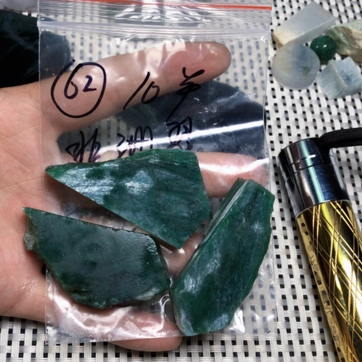 翡翠未镶嵌颈饰翡翠未镶嵌颈饰缅甸天然翡翠吊坠片料牌子