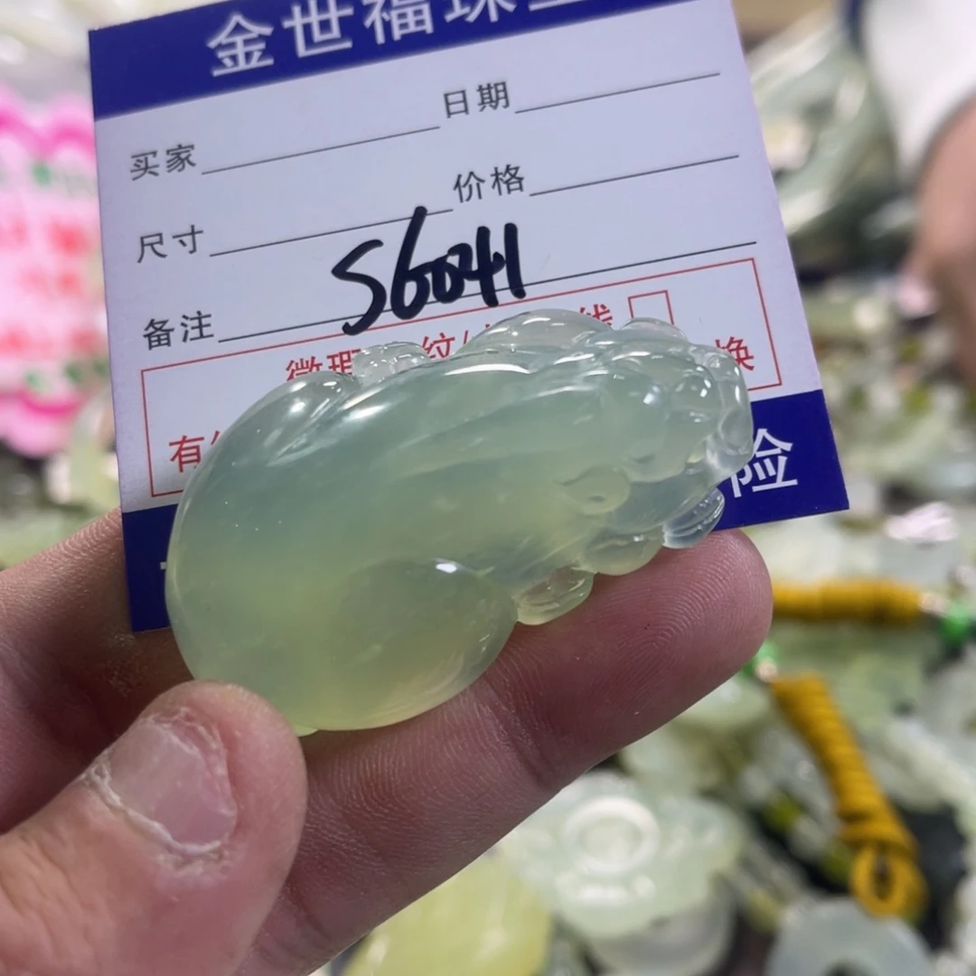 蛇纹石玉颈饰未镶嵌冰**心