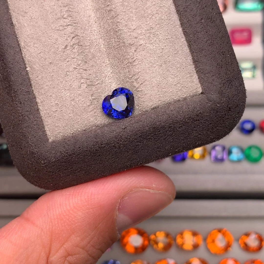 蓝宝石裸石未镶嵌