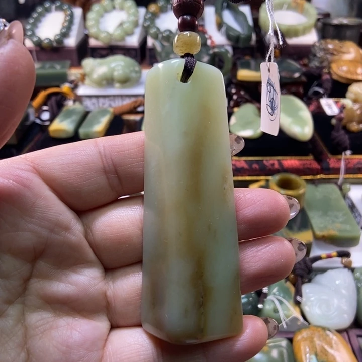 未镶嵌岫岩老玉（透闪石质玉）把件