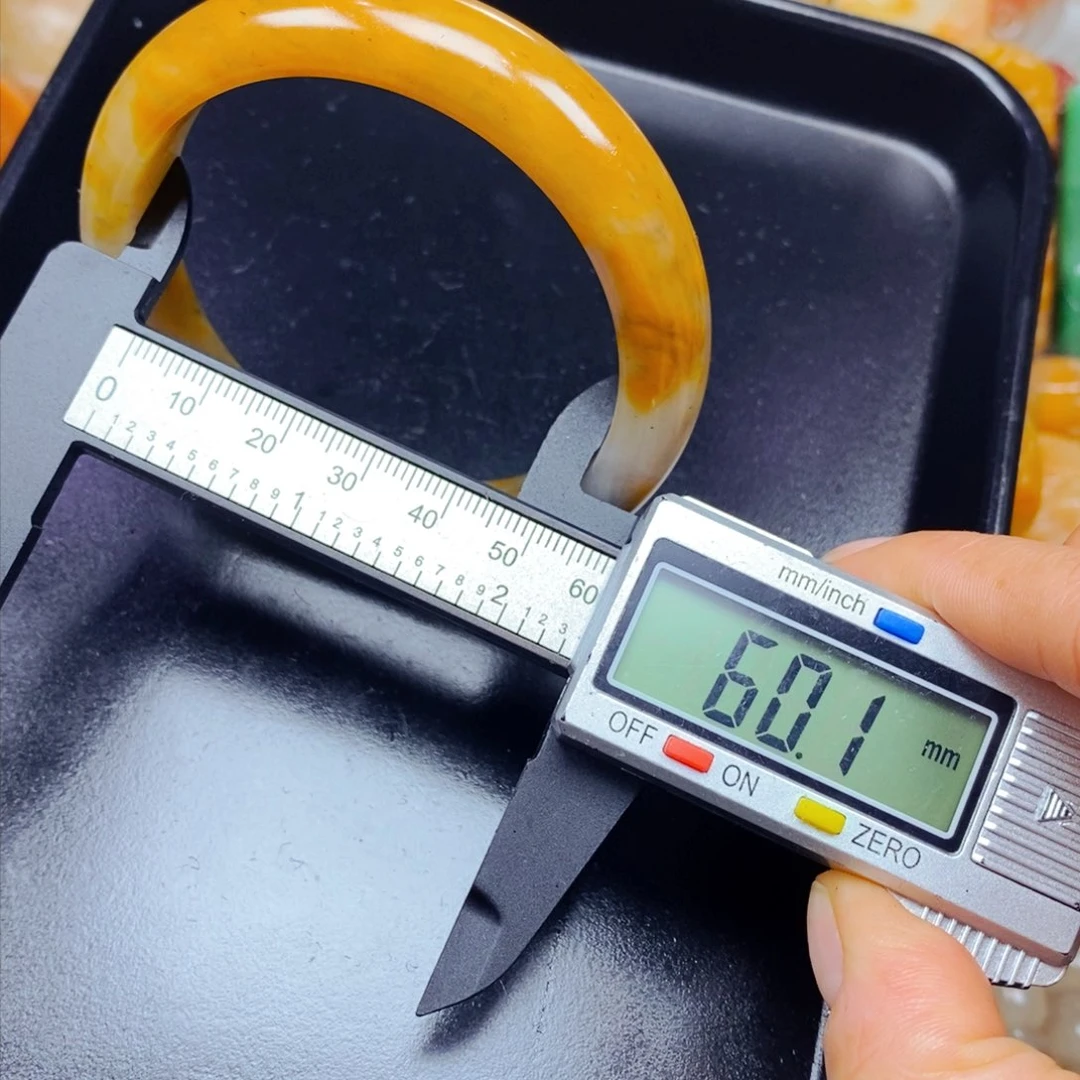 石英质玉（黄龙玉）颈饰未镶嵌