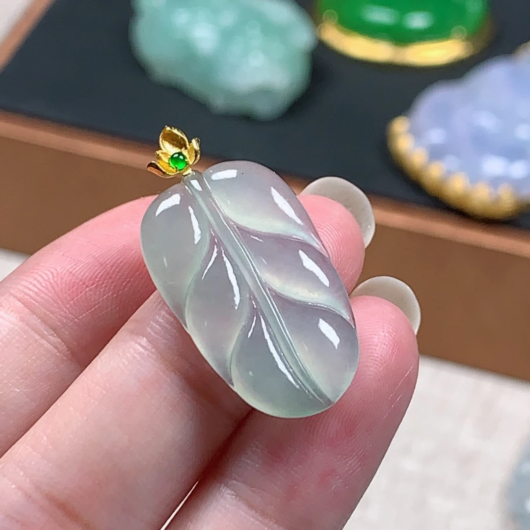 天然翡翠A货，18k扣冰种叶子挂件31*16*3.2mm0417