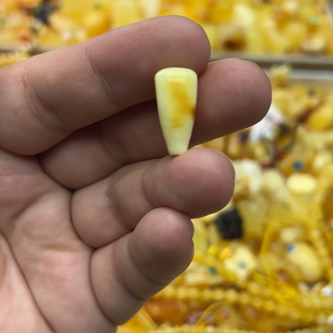 琥珀未镶嵌裸石0.91克9.6x8.2