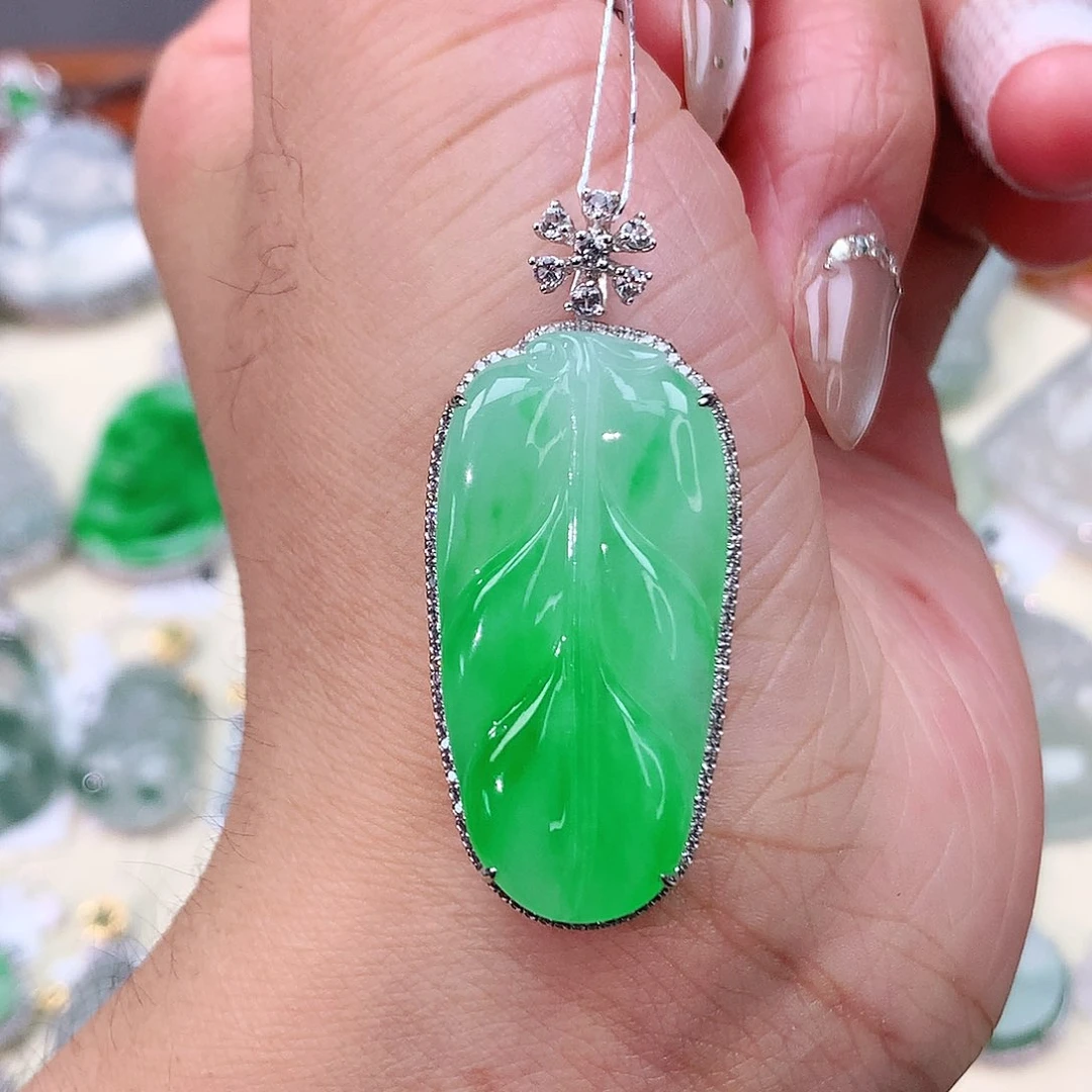 颈饰18K金镶嵌翡翠叶子