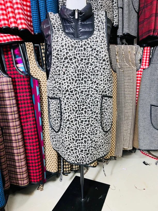 新款时尚羊毛绒黑灰色豹纹无袖围裙双层防水防巧两个袋一个袋家用