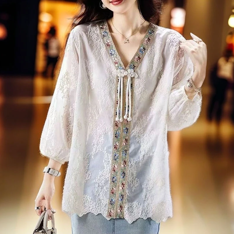 2025夏季新款时尚新中式显瘦国风盘扣绣花织带拼接V领衬衫女