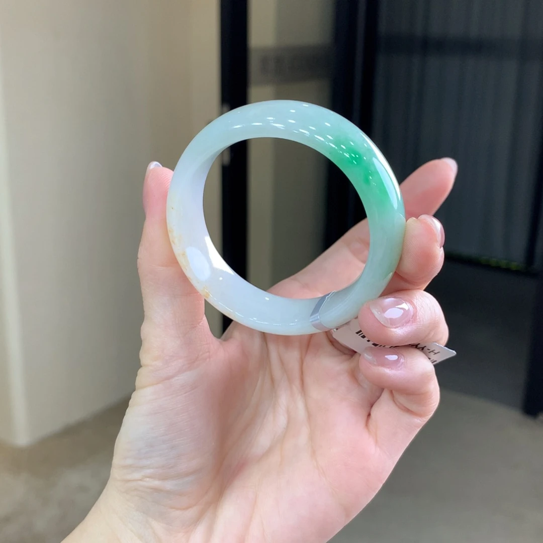 翡翠手镯未镶嵌不退不换