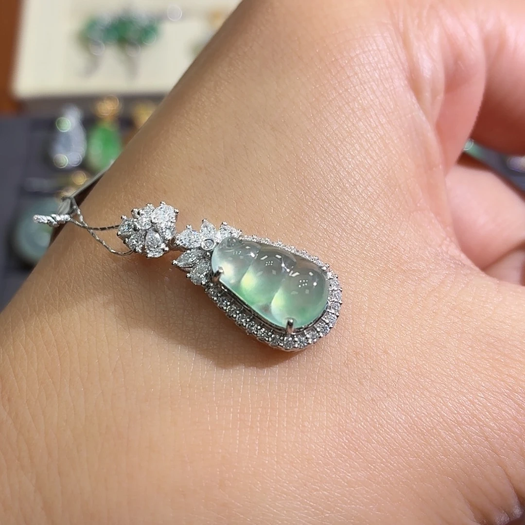 翡翠18K金镶嵌颈饰