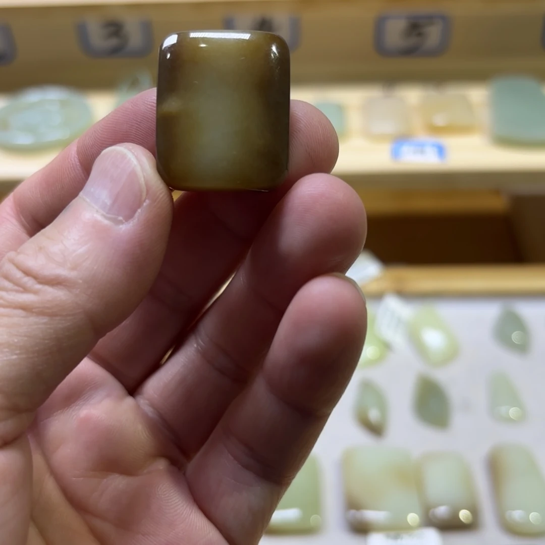 和田玉（糖玉）手镯未镶嵌新疆和田玉糖玉平安牌，特色深糖，油润无裂