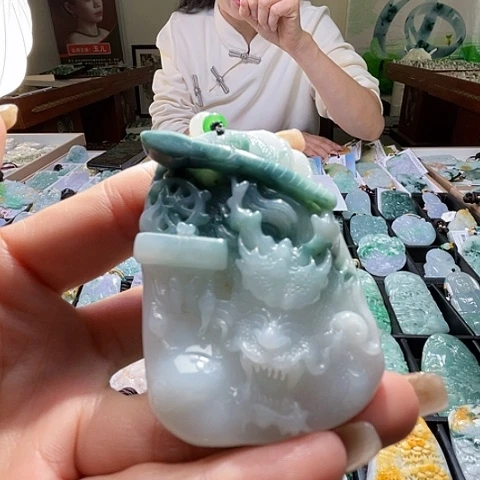翡翠未镶嵌颈饰一个